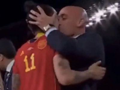 “¡No voy a dimitir!”: Luis Rubiales se niega a renunciar tras besar en la boca a Jenni Hermoso