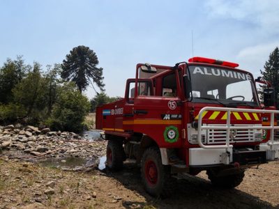 Un incendio quemó una casa y un taller con autos en su interior en Aluminé