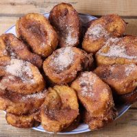 Con el pan que te sobró, hacete estas torrejas dulces para la merienda que son una delicia