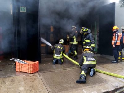 Arde fábrica en la alcaldía Benito Juárez; desalojan a 500 personas