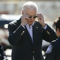 Biden camina por un tramo de la frontera con México