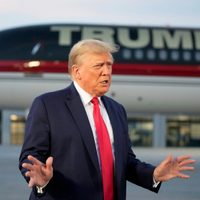 Demanda sostiene que la Constitución veda la candidatura de Trump