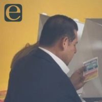 Captan al gobernador Alejandro Armenta con acordeón al emitir su voto (Video)