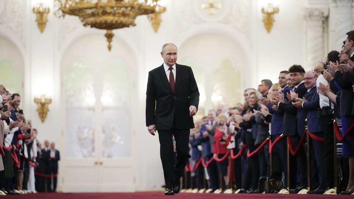 Vladímir Putin camina hacia el lugar donde tomará posesión como presidente Rusia, durante la ceremonia de investidura, en el Gran Palacio del Kremlin, en Moscú, Rusia