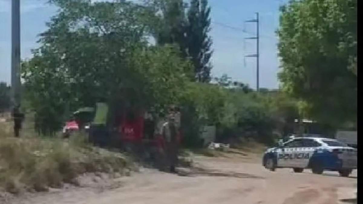 Policía y bomberos en el lugar donde se produjo la fuga de gas. Fuente: (Noticias Nqn)