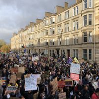 La otra COP26: miles de jóvenes marchan en Glasgow contra la cumbre del "bla, bla, bla"