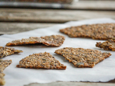 Sin huevo y sin prender el horno, hacé estas crackers veganas de semillas para desayunar, listas en pocos minutos