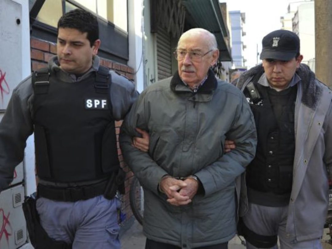 Videla es escoltado a un tribunal el 13 de julio de 2012. Foto Enrique Garcia Medina  AP