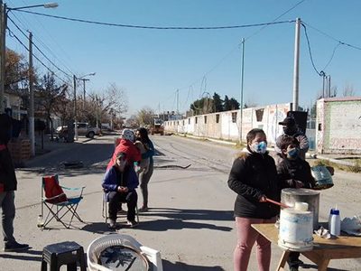 Vecinos del barrio Limay mantienen el corte de calles: reclaman conexión de servicios
