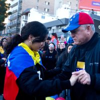 A puro baile los ciudadanos de Venezuela aguardaron el resultado de las elecciones presidenciales en el centro de Neuquén