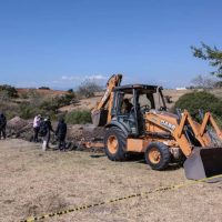 Brigada de búsqueda halla fosa clandestina en Morelos; exhuman tres cuerpos