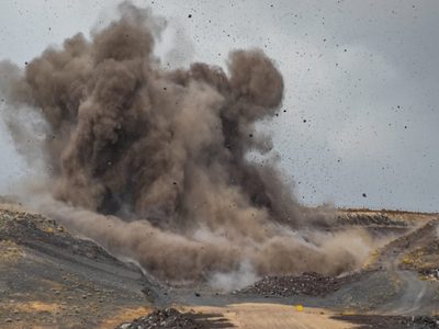 Voladura de rocas en el Cerro Caracol para la pavimentación de la RN 23