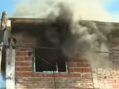 Violencia en Rosario: fuera de control, vecinos destruyeron la casa de un supuesto narco