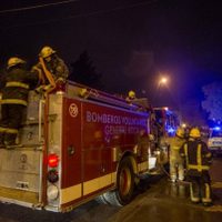 Impactante rescate en General Roca: una pareja quedó atrapada en un desagüe