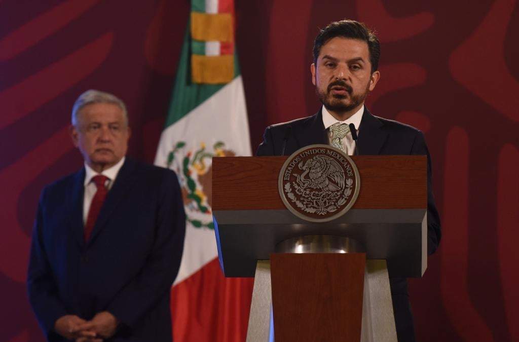 Zoé Robledo, director del IMSS, y al fondo el presidente Andrés Manuel López Obrador