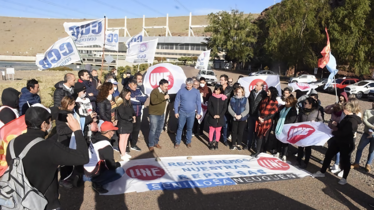 Acto de UNE en defensa de las represas. Fuente: (Twitter)