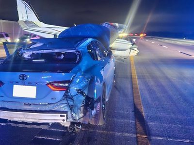 Avioneta cae sobre auto particular en carretera de Florida (Video)