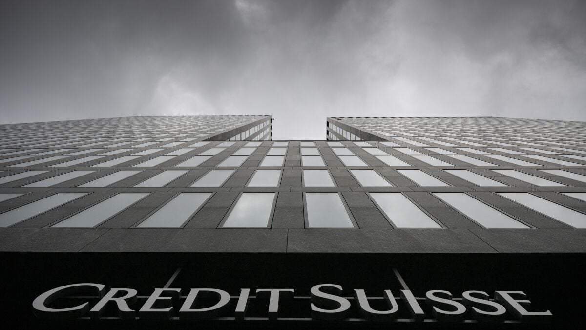 Nubes grises cubren el cielo sobre un edificio del banco Credit Suisse en Zúrich, Suiza, el 21 de febrero de 2022