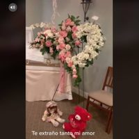 Una madre desata polémica en TikTok por abrazar a su hija fallecida en el funeral