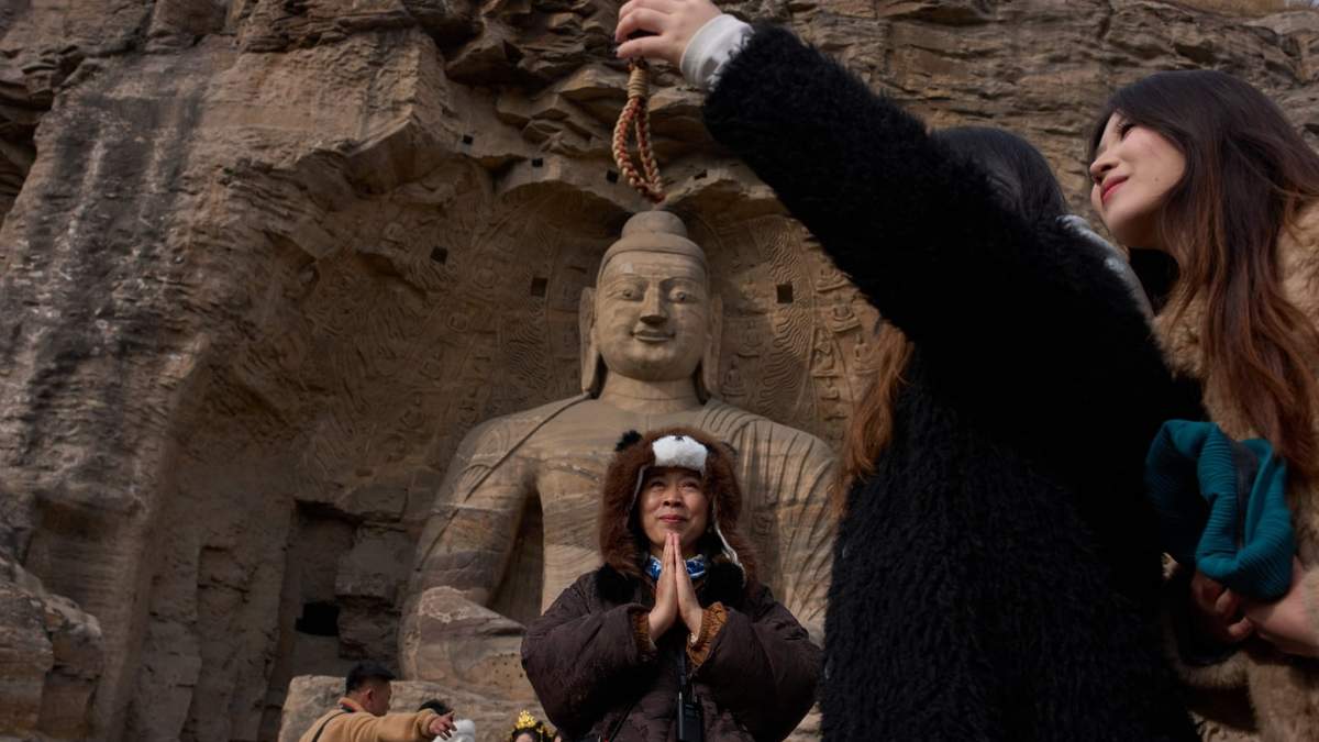 Turistas visitan las cuevas Yungang en Datong, China, el viernes 13 de marzo de 2026