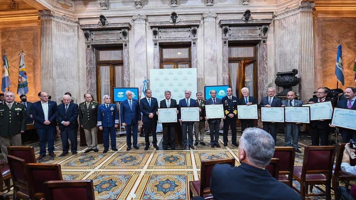 Entrega de diplomas a veteranos de Malvinas. Fuente: (Twitter)