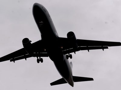 Muere piloto en pleno vuelo; avión aterriza de emergencia en Nueva York