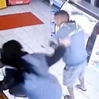 Mujer da golpiza a sujeto que la tocó sin su consentimiento en Brasil (Video)