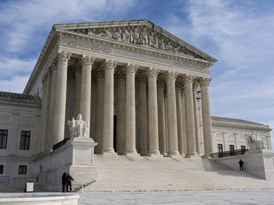 Corte Suprema permite a Trump despedir a casi mil 400 empleados del Departamento de Educación