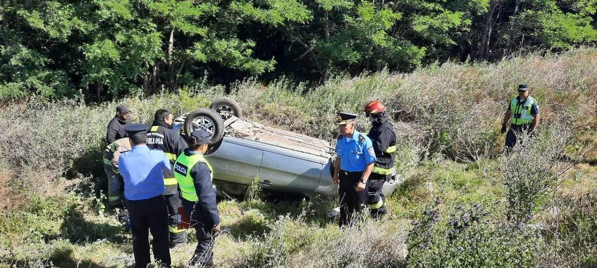 Policías y bomberos iniciaron las pericias en el vehículo. Fuente (Policía de Neuquén)
