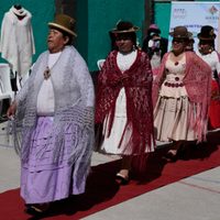 Mujeres encarceladas modelan sus tejidos en Bolivia