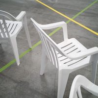 El secreto de la abuela para limpiar tus sillas plásticas blancas y dejarlas como recién compradas