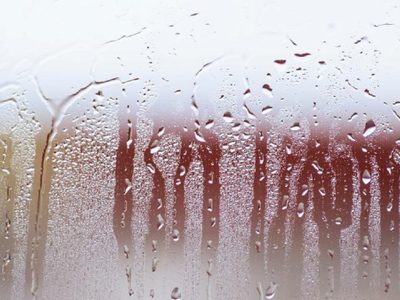 Si los vidrios de tu casa chorrean agua en invierno, este es el truco que podés aplicar para evitar limpiar a diario