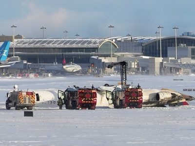 Esto es lo que hay que saber sobre el avión que se volcó al aterrizar en el aeropuerto de Toronto (V