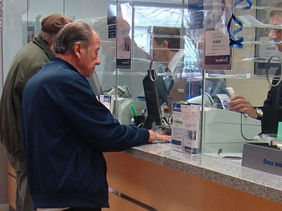 ¡Abren los bancos! ¿Quiénes podrán entrar, qué exigen, cómo serán las colas, qué entidades abren?