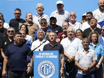 La CGT marchó a Plaza de Mayo y amenazó con un paro general