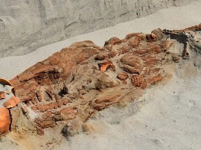 Encontraron una inquietante tumba con cuerpos atados en Perú