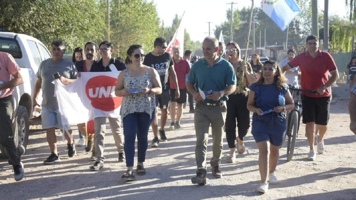 Francisco Pancho Baggio junto a militantes de UNE. Fuente: (Prensa UNE)