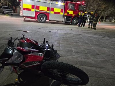 Dos motociclistas resultaron heridos por un fuerte choque en Centenario