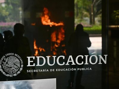 Encapuchados irrumpen con violencia en la SEP durante la protesta de la CNTE (Video)