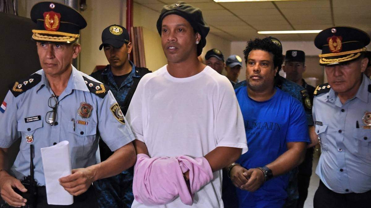 Ronaldinho, llevado por la policía. Fuente (Instagram)