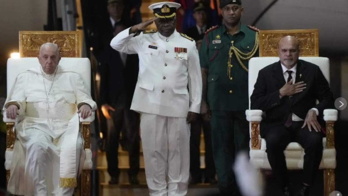 El papa Francisco (izquerda), es recibido por el viceprimer ministro de Papúa Nueva Guinea, John Rosso (derecha), y el contraalmirante Philip Polewara (centro), a su llegada al aeropuerto internacional de Puerto Moresby
