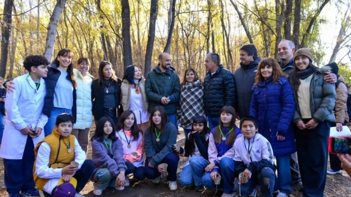 Abel Pintos con los funcionarios provinciales y municipales. Fuente: (Nacional Neuquén)