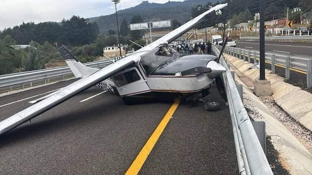 La avioneta sobre la carretera Real del Monte-Huasca
