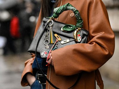 Los bag charms son el accesorio más cool del momento y elevan cualquier look