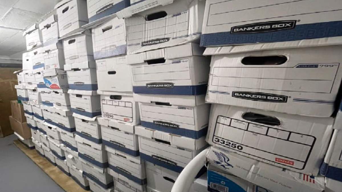 Cajas de documentos dentro de la finca Mar-a-Lago del expresidente Donald Trump en Palm Beach, Florida