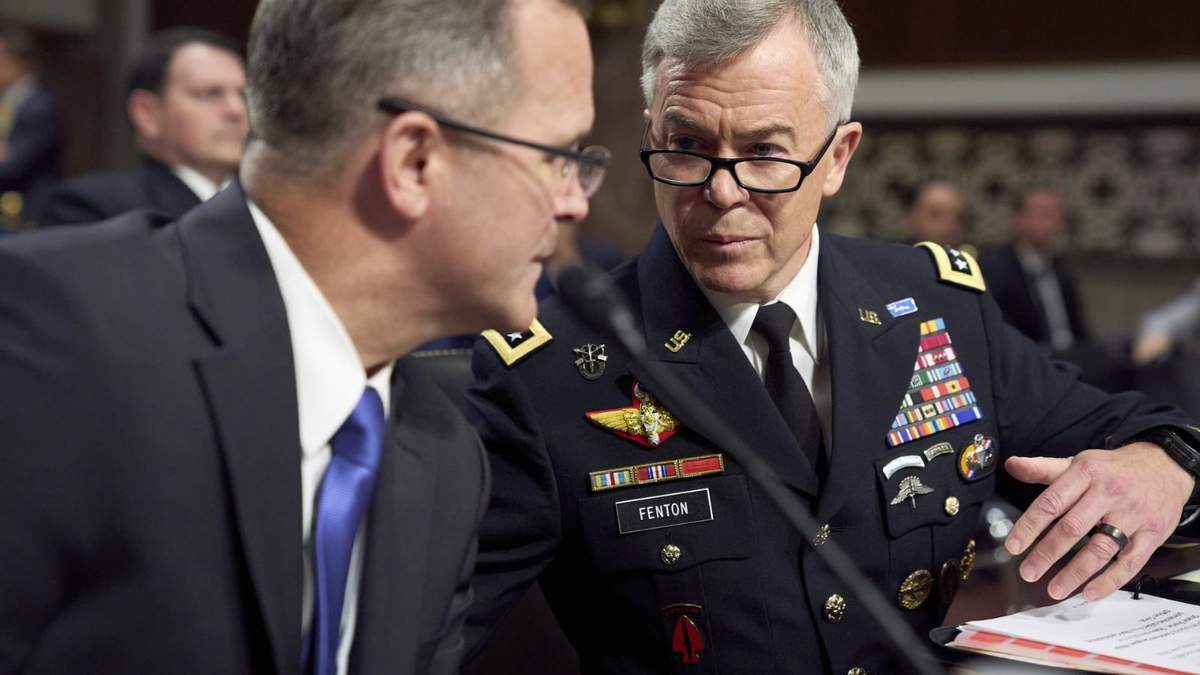 El general Bryan Fenton, comandante del Comando de Operaciones Especiales de EU (derecha), habla con Colby Jenkins, subsecretario interino de Defensa para Operaciones Especiales y Conflictos de Baja Intensidad, en una audiencia en el Senado