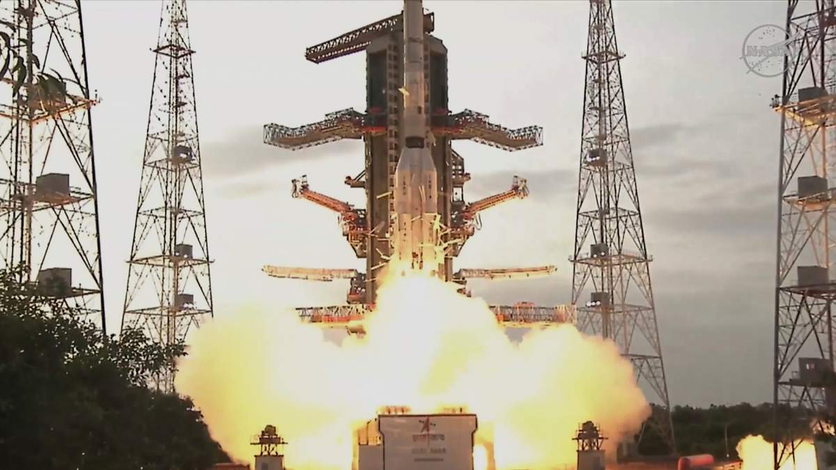 n la imagen, proporcionada por la NASA, se observa un satélite de mapeo Terrestre, la primera misión en colaboración entre la agencia y la Organización de Investigación Espacial de India, en su lanzamiento desde ese país, el 30 de julio de 2025