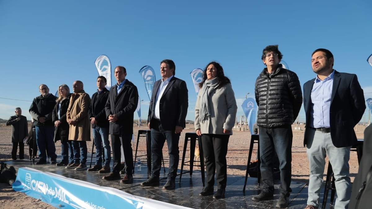 Omar Gutiérrez y demás autoridades en la entrega del lote. Fuente: (Twitter)