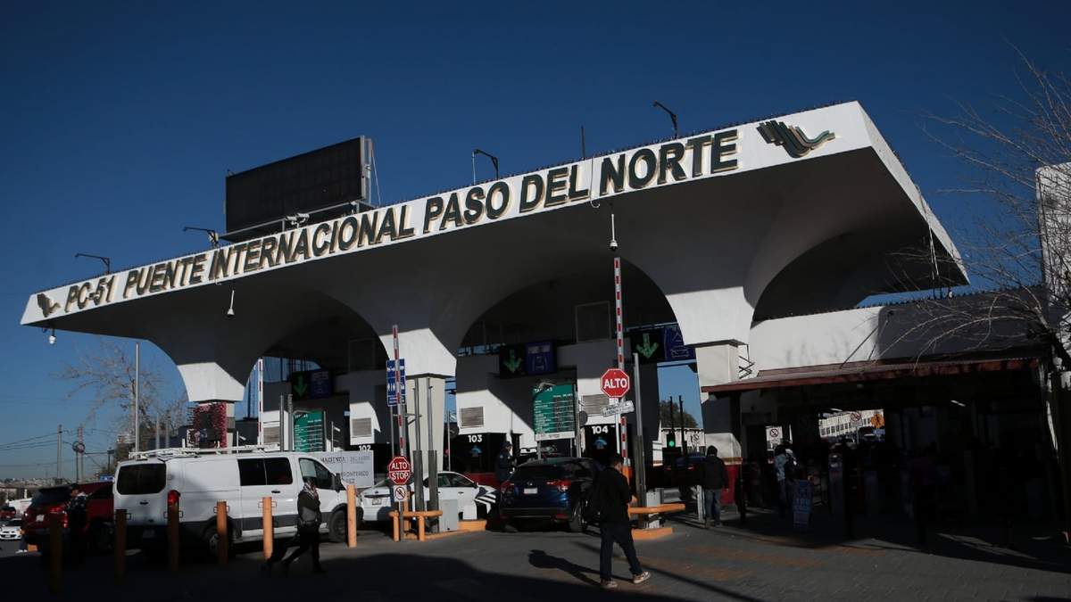 Autos cruzan el Puente Internacional "Paso del Norte" en la frontera entre Estados Unidos y México