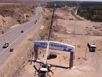 De película: pusieron el arco de bienvenida a Centenario al costado de la ruta